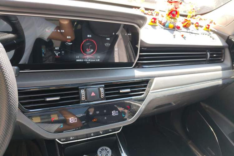 Used Hongqi HS5 2022 2.0T Smart Connect Flagship Edition Audio And AC Panel