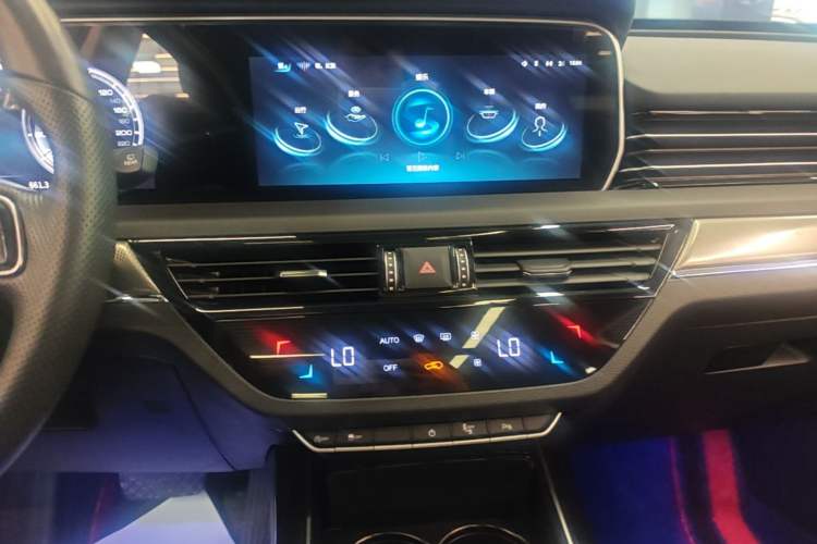 Used Hongqi HS5 2022 Revised Version 2.0T Smart Connect Flagship Edition Audio And AC Panel