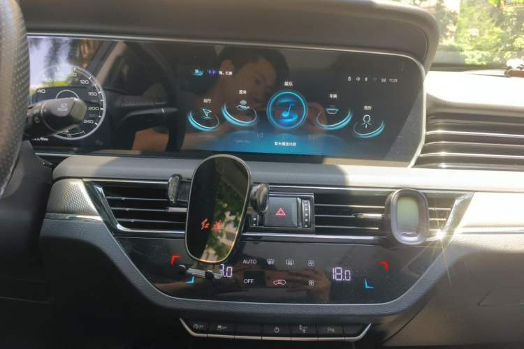 Used Hongqi HS5 2022 Facelifted Version 2.0T Smart Connect Flagship All-Wheel-Drive Edition Audio And AC Panel