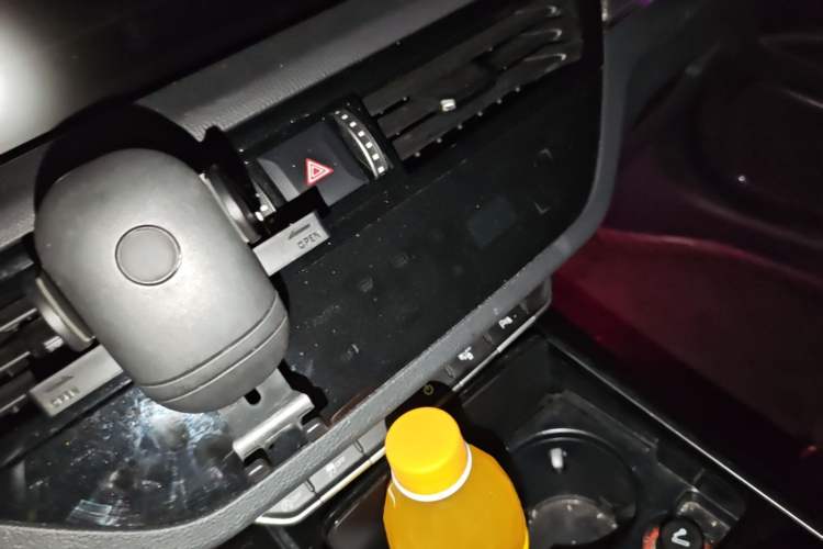 Used Hongqi HS5 2022 2.0T Smart Connect Flagship All-Wheel-Drive Version Audio And AC Panel