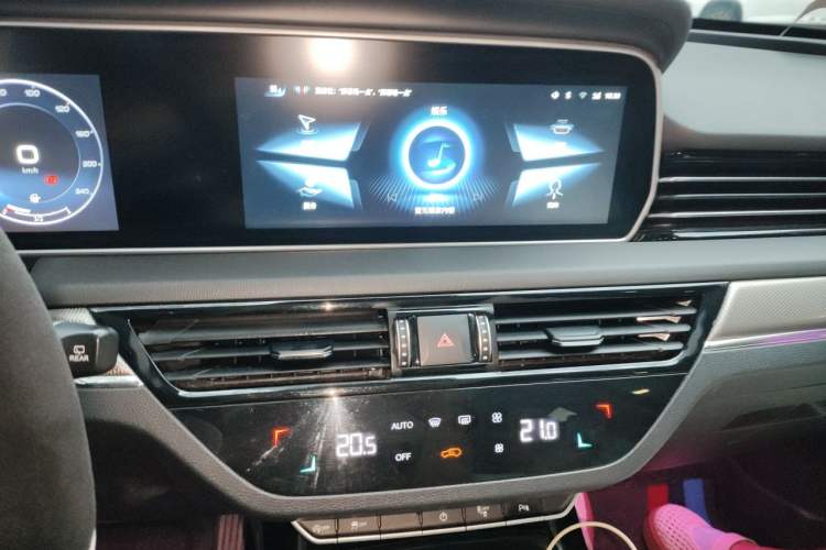 Used Hongqi HS5 2022 Revised Version 2.0T Smart Connect Flagship Edition Audio And AC Panel