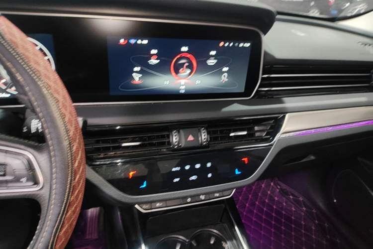 Used Hongqi HS5 2022 Revised Version 2.0T Smart Connect Flagship Edition Audio And AC Panel