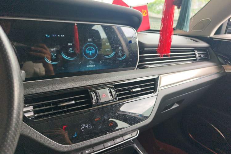 Used Hongqi HS5 2022 2.0T Smart Connect Flagship Edition Audio And AC Panel