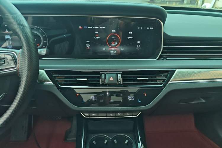 Used Hongqi HS5 2022 Facelifted Version 2.0T Smart Connect Flagship All-Wheel-Drive Edition Audio And AC Panel