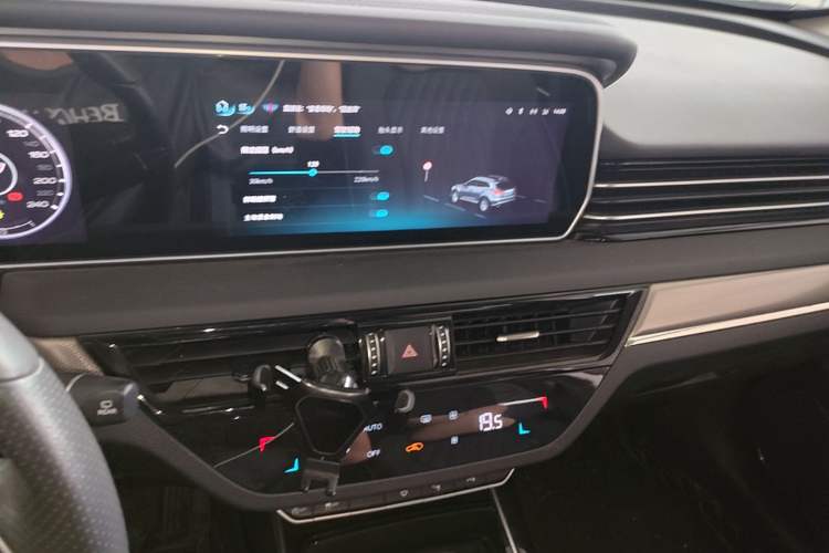 Used Hongqi HS5 2022 Revised Version 2.0T Smart Connect Flagship Edition Audio And AC Panel