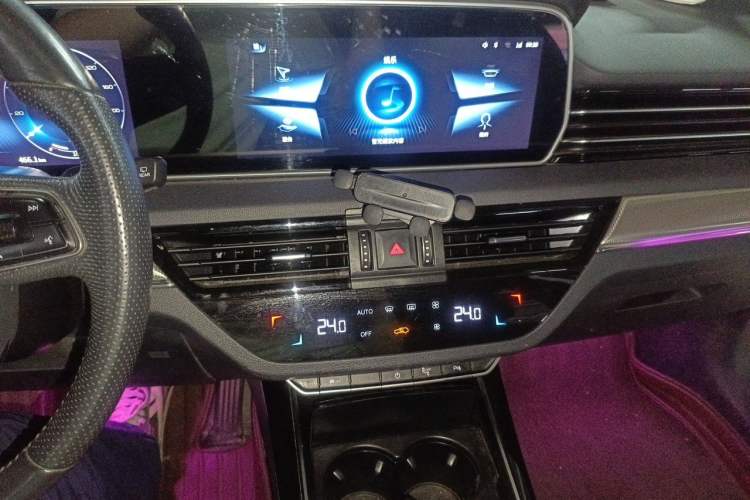 Used Hongqi HS5 2022 2.0T Smart Connect Flagship Edition Audio And AC Panel
