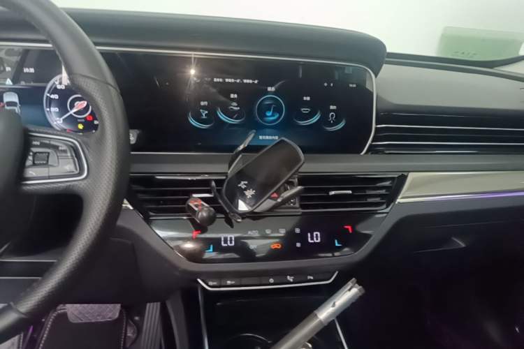 Used Hongqi HS5 2022 Revised Version 2.0T Smart Connect Flagship Edition Audio And AC Panel