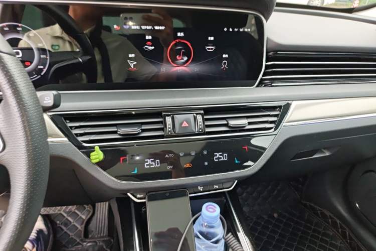 Used Hongqi HS5 2022 2.0T Smart Connect Flagship Edition Audio And AC Panel