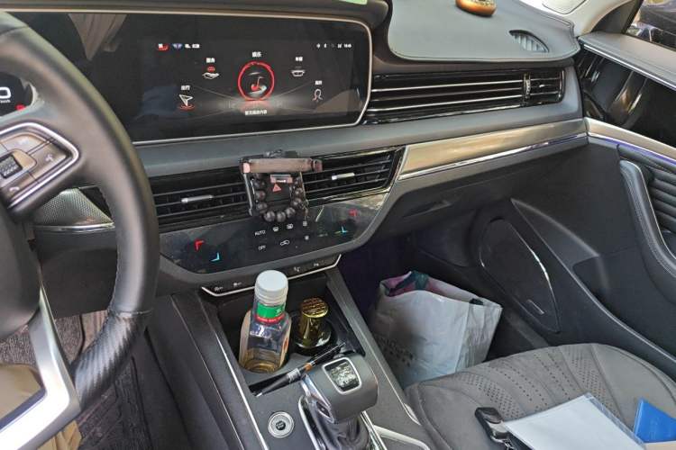 Used Hongqi HS5 2022 Facelifted Version 2.0T Smart Connect Flagship All-Wheel-Drive Edition Audio And AC Panel