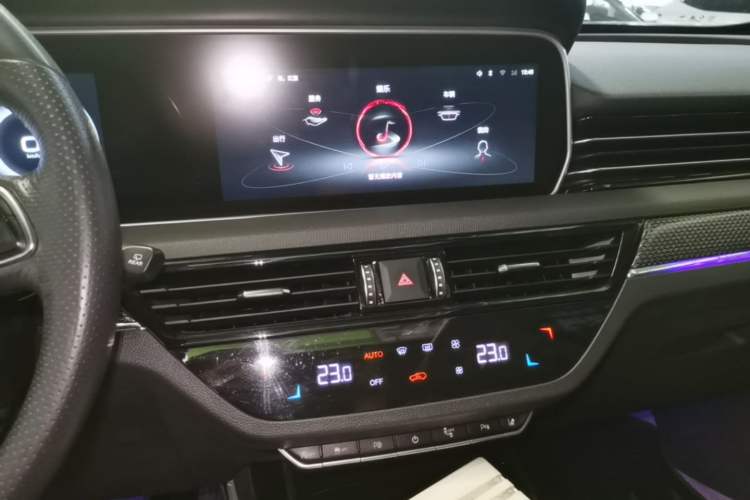 Used Hongqi HS5 2022 2.0T Smart Connect Flagship All-Wheel-Drive Version Audio And AC Panel