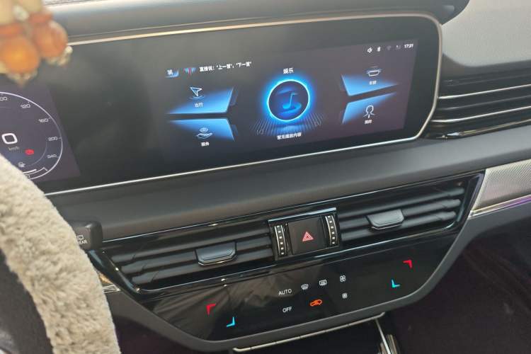 Used Hongqi HS5 2022 Revised Version 2.0T Smart Connect Flagship Edition Audio And AC Panel
