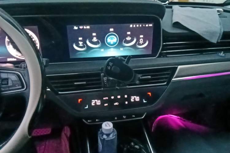 Used Hongqi HS5 2022 Facelifted Version 2.0T Smart Connect Flagship All-Wheel-Drive Edition Audio And AC Panel