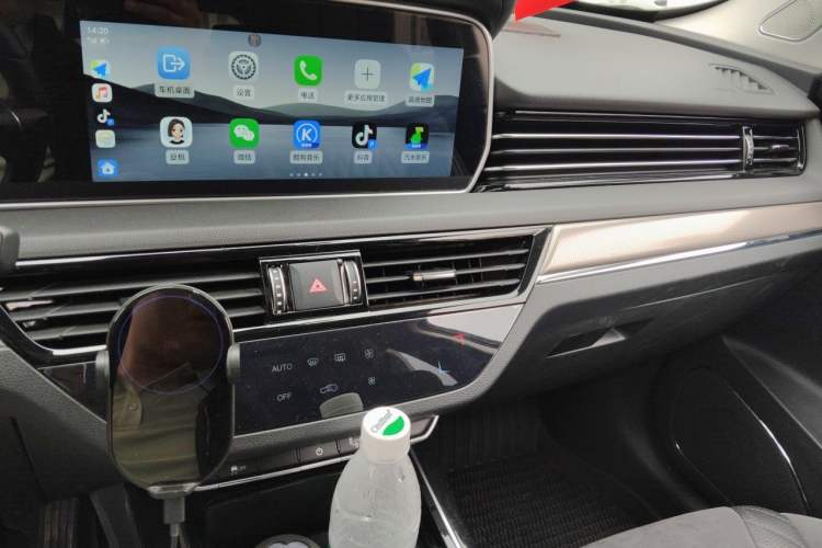 Used Hongqi HS5 2022 Revised Version 2.0T Smart Connect Flagship Edition Audio And AC Panel