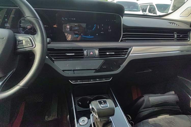 Used Hongqi HS5 2022 Facelifted Version 2.0T Smart Connect Flagship All-Wheel-Drive Edition Audio And AC Panel