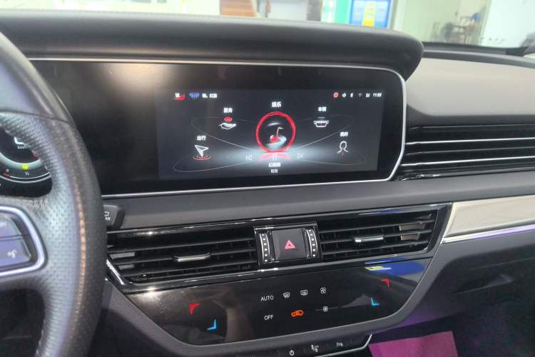 Used Hongqi HS5 2022 Revised Version 2.0T Smart Connect Flagship Edition Audio And AC Panel