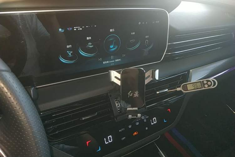Used Hongqi HS5 2022 Revised Version 2.0T Smart Connect Flagship Edition Audio And AC Panel