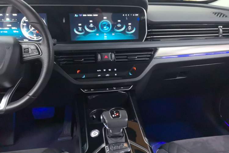 Used Hongqi HS5 2022 Facelifted Version 2.0T Smart Connect Flagship All-Wheel-Drive Edition Audio And AC Panel
