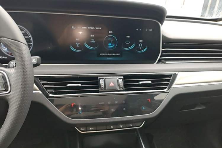 Used Hongqi HS5 2022 Facelifted Version 2.0T Smart Connect Flagship All-Wheel-Drive Edition Audio And AC Panel