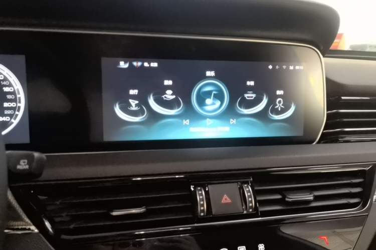 Used Hongqi HS5 2022 Revised Version 2.0T Smart Connect Flagship Edition Audio And AC Panel