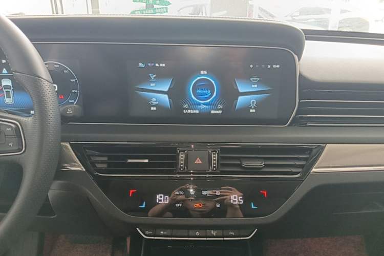 Used Hongqi HS5 2022 Revised Version 2.0T Smart Connect Flagship Edition Audio And AC Panel