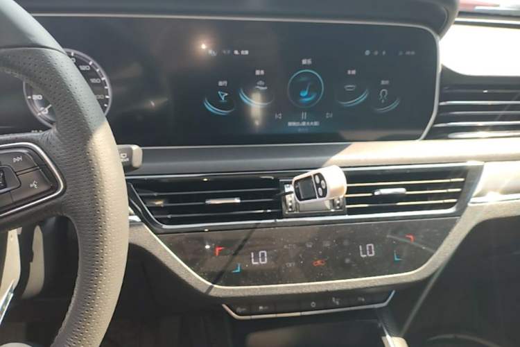 Used Hongqi HS5 2022 Revised Version 2.0T Smart Connect Flagship Edition Audio And AC Panel