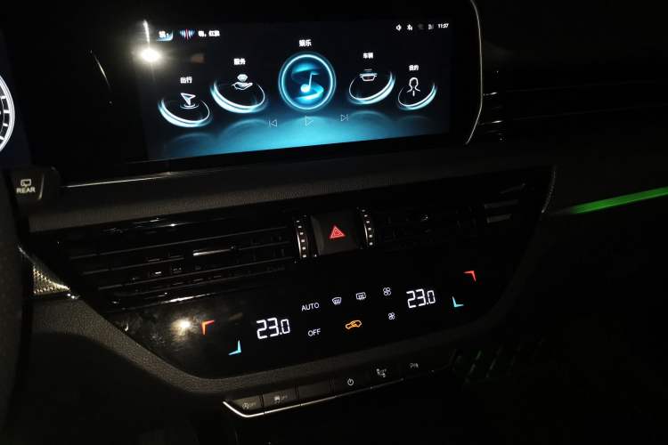 Used Hongqi HS5 2022 2.0T Smart Connect Flagship All-Wheel-Drive Version Audio And AC Panel
