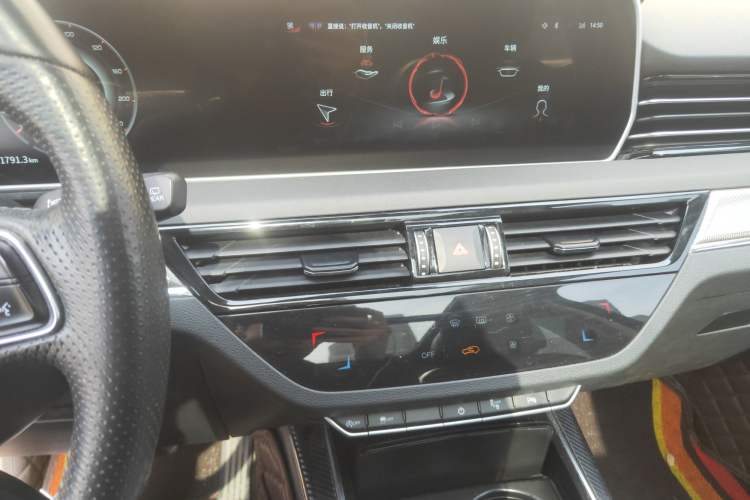 Used Hongqi HS5 2022 Revised Version 2.0T Smart Connect Flagship Edition Audio And AC Panel