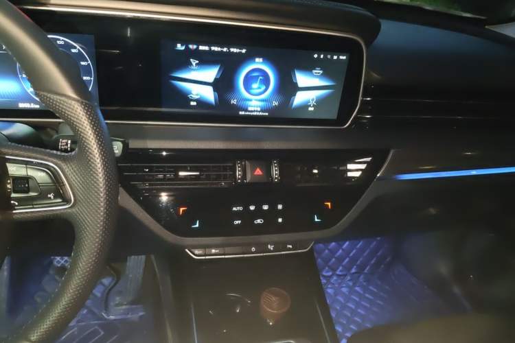Used Hongqi HS5 2022 2.0T Smart Connect Flagship Edition Audio And AC Panel