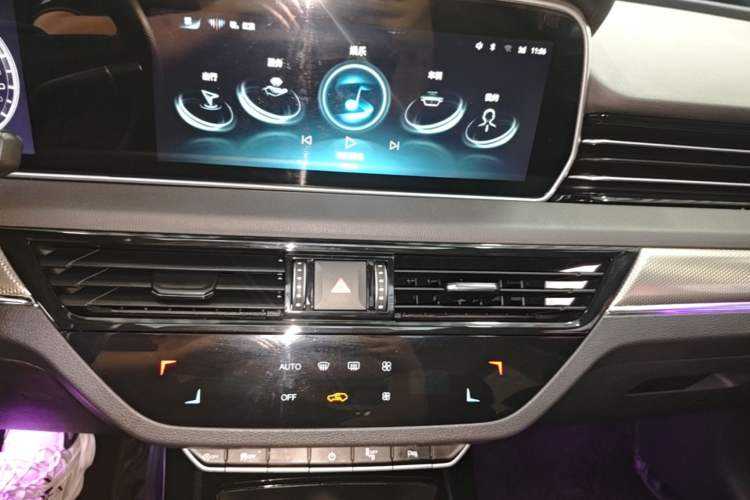 Used Hongqi HS5 2022 Revised Version 2.0T Smart Connect Flagship Edition Audio And AC Panel