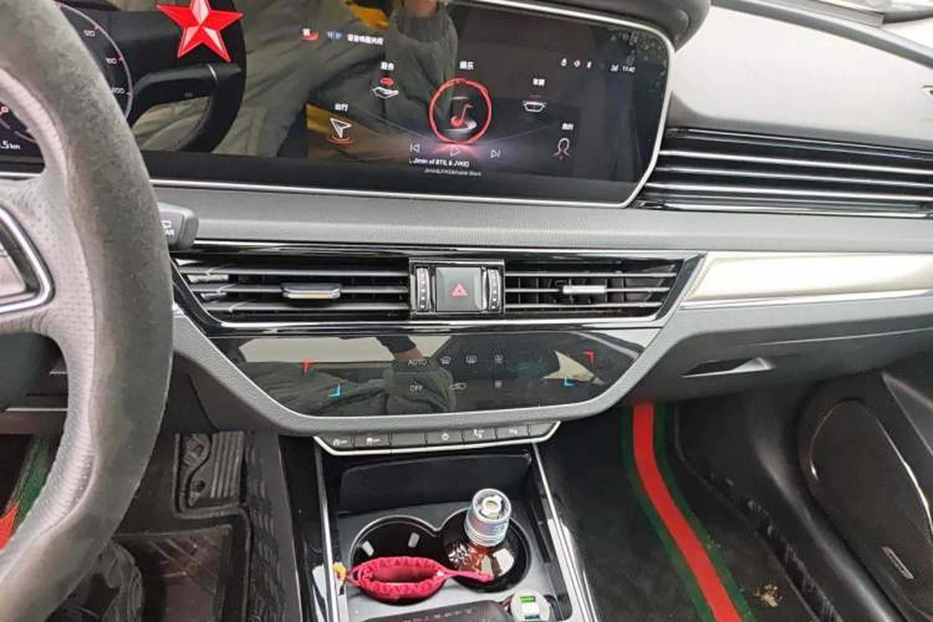 Used Hongqi HS5 2022 2.0T Smart Connect Flagship All-Wheel-Drive Version Audio And AC Panel