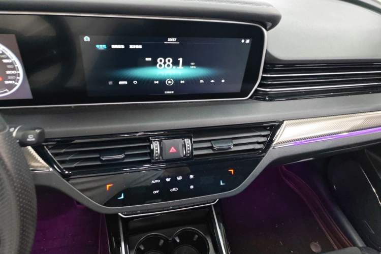 Used Hongqi HS5 2022 2.0T Smart Connect Flagship All-Wheel-Drive Version Audio And AC Panel