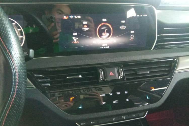 Used Hongqi HS5 2022 Revised Version 2.0T Smart Connect Flagship Edition Audio And AC Panel