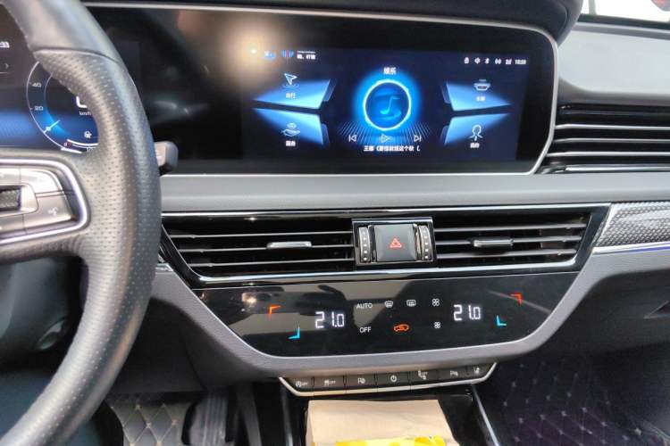 Used Hongqi HS5 2022 2.0T Smart Connect Flagship All-Wheel-Drive Version Audio And AC Panel