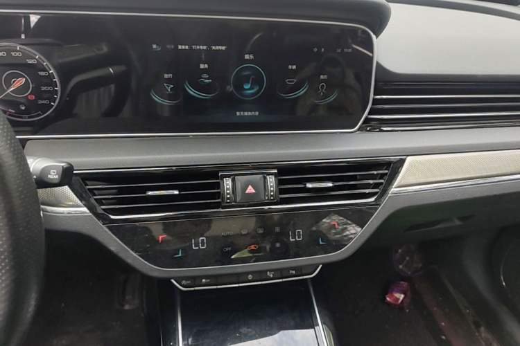 Used Hongqi HS5 2022 Revised Version 2.0T Smart Connect Flagship Edition Audio And AC Panel