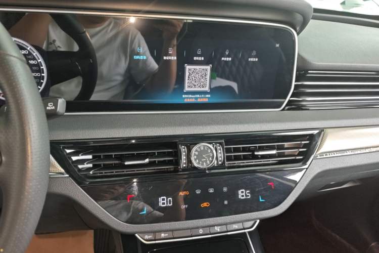 Used Hongqi HS5 2022 Facelifted Version 2.0T Smart Connect Flagship All-Wheel-Drive Edition Audio And AC Panel