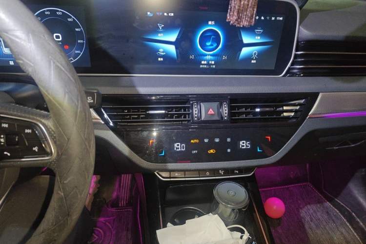 Used Hongqi HS5 2022 Revised Version 2.0T Smart Connect Flagship Edition Audio And AC Panel