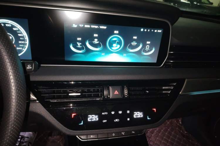 Used Hongqi HS5 2022 2.0T Smart Connect Flagship All-Wheel-Drive Version Audio And AC Panel