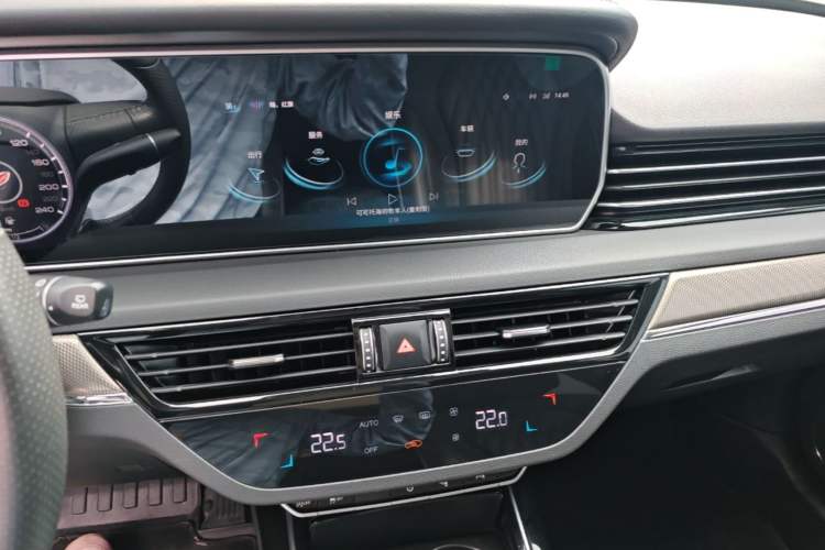 Used Hongqi HS5 2022 Facelifted Version 2.0T Smart Connect Flagship All-Wheel-Drive Edition Audio And AC Panel