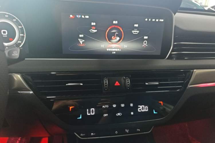 Used Hongqi HS5 2022 2.0T Smart Connect Flagship Edition Audio And AC Panel