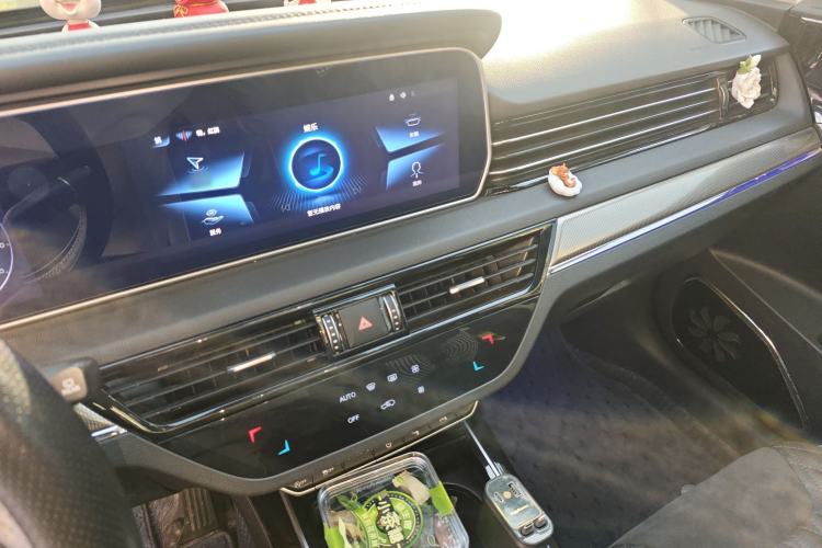 Used Hongqi HS5 2022 2.0T Smart Connect Flagship All-Wheel-Drive Version Audio And AC Panel