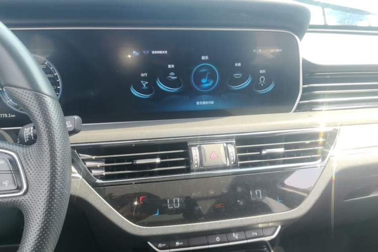 Used Hongqi HS5 2022 Revised Version 2.0T Smart Connect Flagship Edition Audio And AC Panel