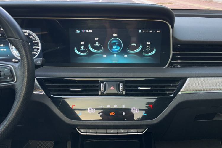 Used Hongqi HS5 2022 2.0T Smart Connect Flagship Edition Audio And AC Panel