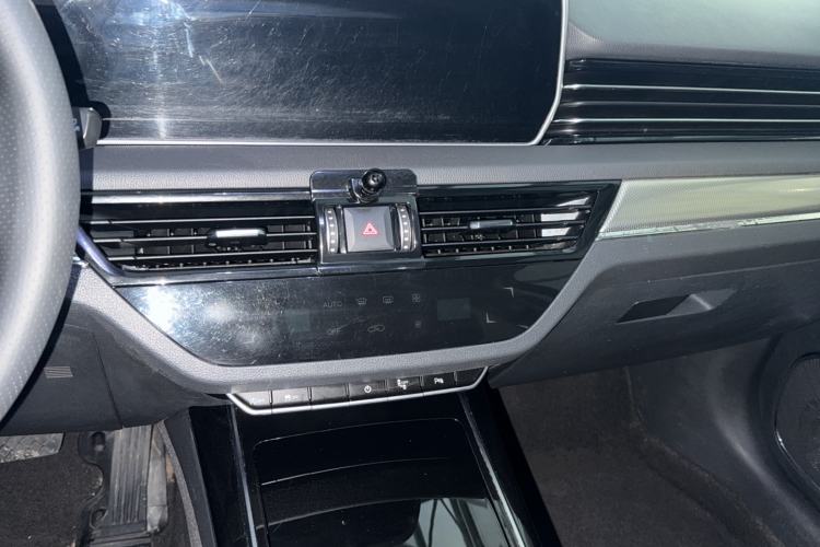 Used Hongqi HS5 2022 Revised Version 2.0T Smart Connect Flagship Edition Audio And AC Panel