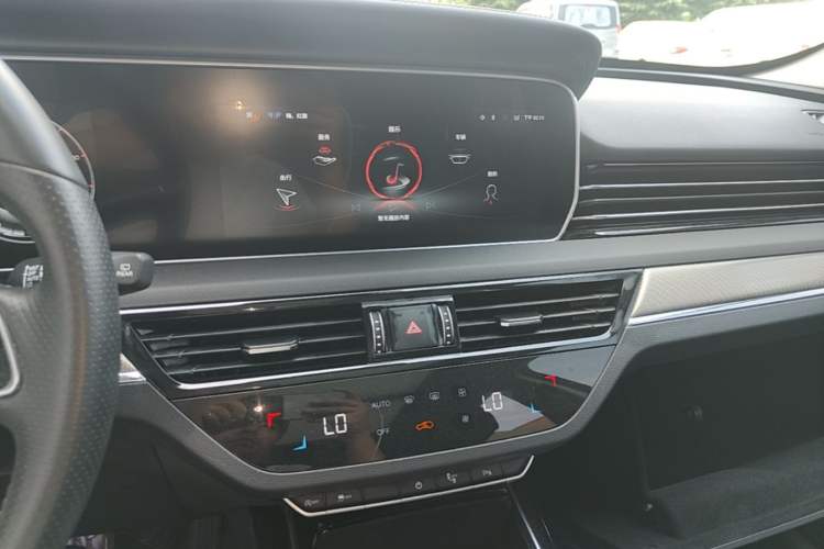 Used Hongqi HS5 2022 Revised Version 2.0T Smart Connect Flagship Edition Audio And AC Panel