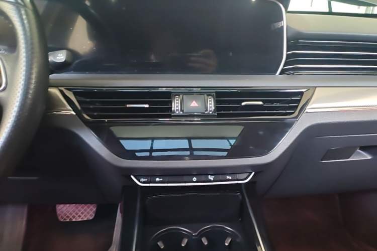 Used Hongqi HS5 2022 Facelifted Version 2.0T Smart Connect Flagship All-Wheel-Drive Edition Audio And AC Panel