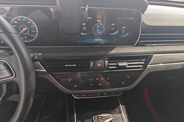 Used Hongqi HS5 2022 Facelifted Version 2.0T Smart Connect Flagship All-Wheel-Drive Edition Audio And AC Panel