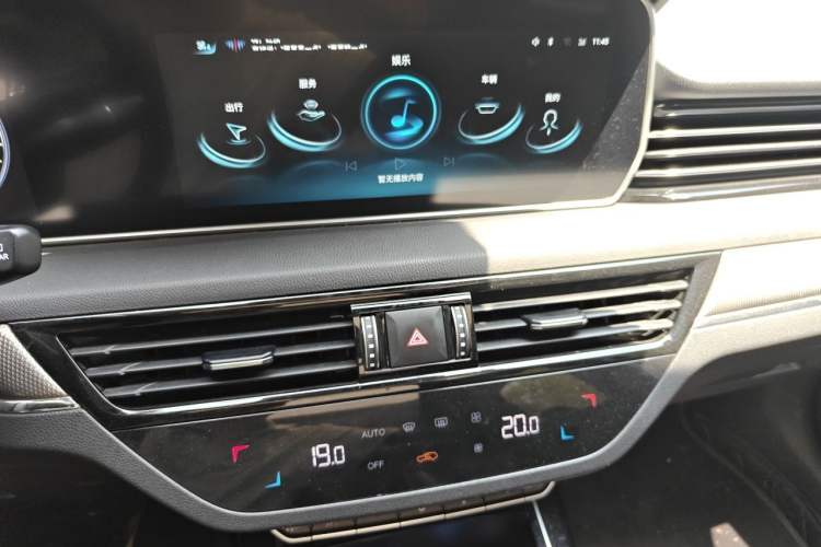 Used Hongqi HS5 2022 Revised Version 2.0T Smart Connect Flagship Edition Audio And AC Panel