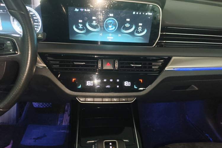 Used Hongqi HS5 2022 Revised Version 2.0T Smart Connect Flagship Edition Audio And AC Panel