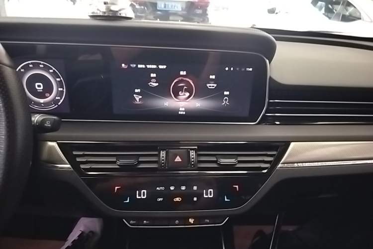 Used Hongqi HS5 2022 Revised Version 2.0T Smart Connect Flagship Edition Audio And AC Panel