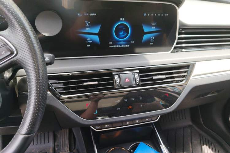 Used Hongqi HS5 2022 2.0T Smart Connect Flagship Edition Audio And AC Panel